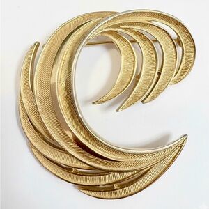 Vintage Crown Trifari Gold Tone Textured Swirl Feather Brooch Pin
